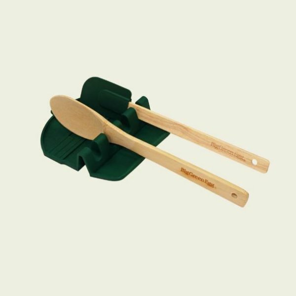 BIG GREEN EGG - SPATELMAT MET HOUTEN LEPEL EN PANNENLIKKER BIG GREEN EGG - SPATELMAT MET HOUTEN LEPEL EN PANNENLIKKER