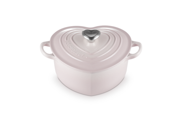 LE CREUSET - Braadpan Hart in Geëmailleerd Gietijzer met RVS Hartjesknop Shell Pink LE CREUSET - Braadpan Hart in Geëmailleerd Gietijzer met RVS Hartjesknop Shell Pink